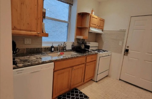 Oak Park Apartment | Charming 2-bedroom apartment with AC, WiFi in delightful Oak Park