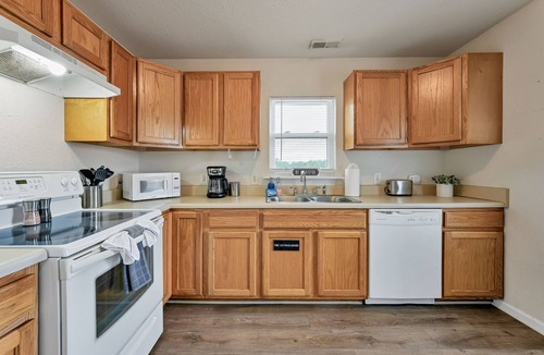 Buckroe Beach Apartment | Charming 2-bedroom apartment in delightful Hampton with WiFi, 30+ Day Stay