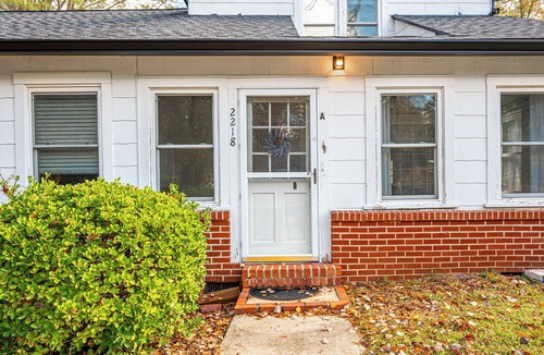 Croasdaile Farm Master House | Charming 2-bedroom duplex in fabulous Durham - close to Duke, downtown and UNC