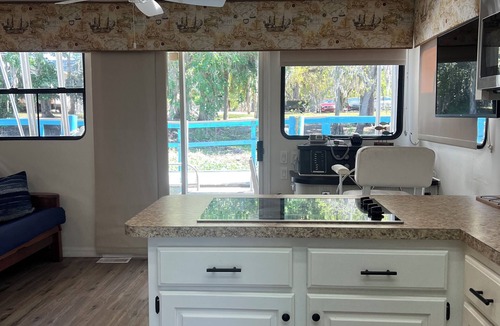 River Ridge Boat Rental | Charming 2 bedroom house boat on St John’s River in Deland “Kingfisher”