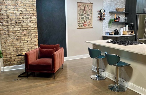 Oak Park Apartment | Charming 3-bedroom 2-bathroom loft in Oak Park