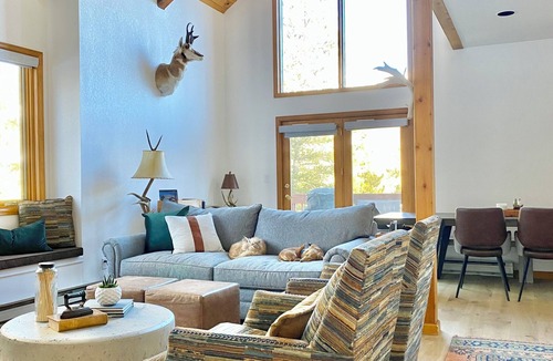 Blue River Ski Chalet | Charming 3-bedroom chalet in Blue River perfect for your getaway