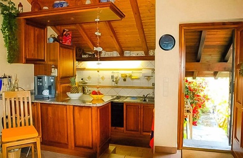 Piancassone House | Charming 3-room rustico in a quiet & sunny location with beautiful lake view