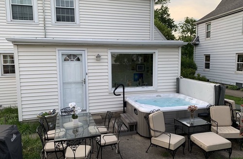 South Bend House | Charming 3br home with hot tub - 2 miles from Notre Dame's campus!