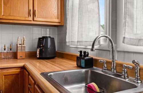 Alcova Heights House | Charming 4 bedroom Retreat in Arlington - Sleeps 12 Near DC