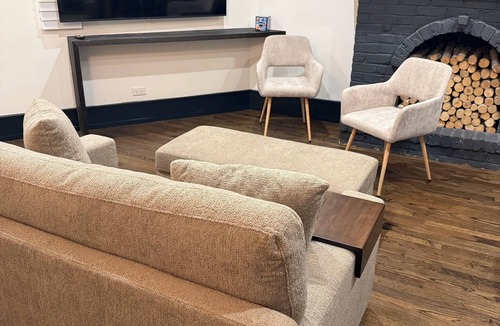 Lakeview Apartment | Charming 6BD Retreat - Steps Away from Wrigley