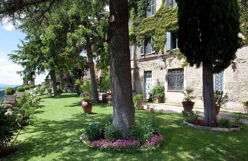 Roccantica Apartment | Charming and Elegant one bedroom in a private XVII Borgo