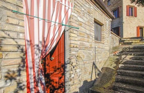 Falerone House | Charming and family friendly stone house in a beautiful location with panoramic views.