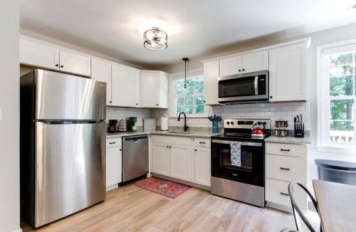 Dumbarton House | Charming Cheerful 3 Bedroom Home in Richmond VA