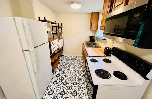 Micanopy Cottage | Charming, Clean & Cozy home one block from Downtown!