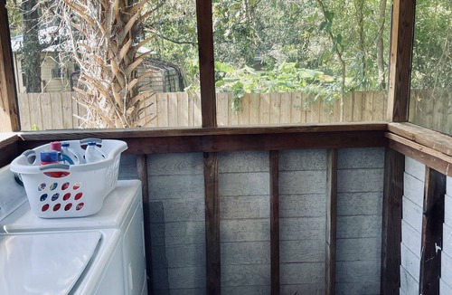 Micanopy Cottage | Charming, Clean & Cozy home one block from Downtown!