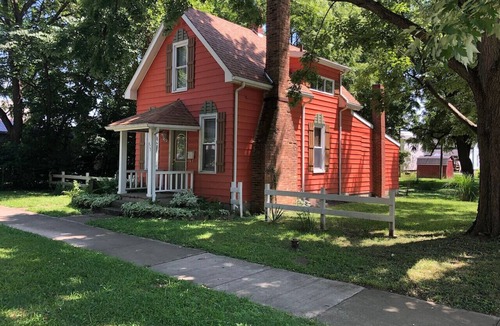 Wabash House | Charming Downtown 2 BR Cottage Walk to Honeywell, Dining & Shops