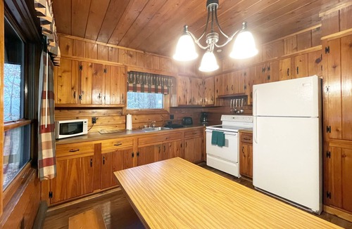 Reeders Cabin | Charming Lake View Cabin in the Poconos on Private Resort