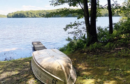 Reeders Cabin | Charming Lake View Cabin in the Poconos on Private Resort