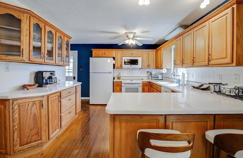 Johnson City House | Charming level 3-BR,2Ba house in Johnson City with WiFi, AC, views, pet friendly