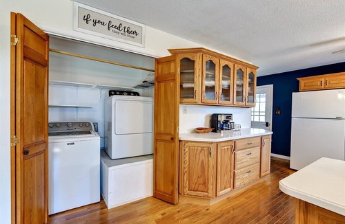 Johnson City House | Charming level 3-BR,2Ba house in Johnson City with WiFi, AC, views, pet friendly