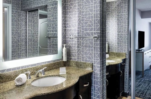 Canonsburg Hotel | Charming Modern Executive Suite Near Shops, Trails, and Southpointe Activities