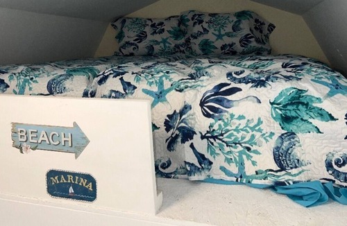 Edgewater Cabin | Charming Private Cottage close to the Beach!