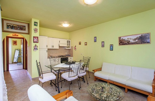 San Teodoro City Centre Villa | Charming Villa "Mery" with Patio & Garden