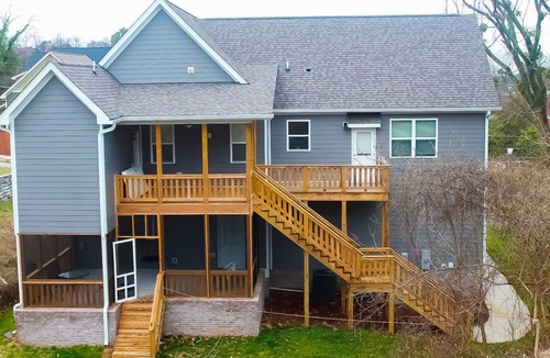 St. Elmo Improvement League House | Chattanooga Getaway 5 bedroom SLEEPS 15