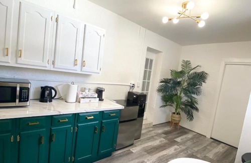 Spring Hill House | Cheerful 1 bedroom guest suite with pool and yard
