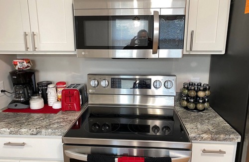 Racine House | Cheers! Pro Cleaned, Self Check In Sleeps 6