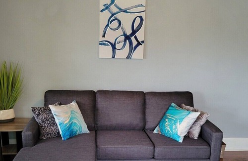 Kennedy King House | Chic 2 Bd 5 Min to Downtown & IU Methodist