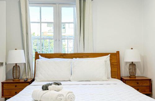 Westwood House | Chic 2BD - Beverly Hills - West Hollywood Border