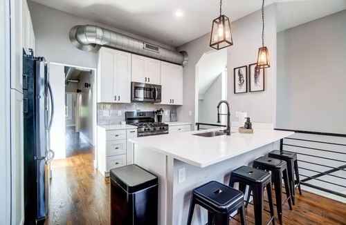 Walnut Hills Apartment | Chic Condo Sleeps 10 w/Parking