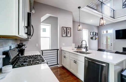 Walnut Hills Apartment | Chic Condo Sleeps 10 w/Parking