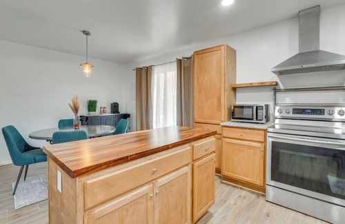 Eureka Springs Apartment | Chic Farmhouse, 3Mi to Lake-pet Friendly & Golfing