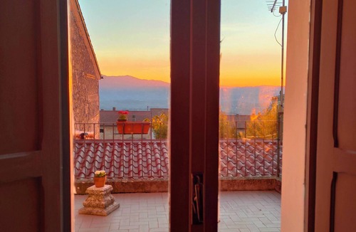 San Donato Val Di Comino Apartment | Civic 13 vacation home, terrace and fireplace, a relaxing oasis for families and friends