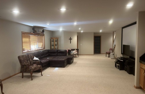 Mankato House | Clean, quiet, safe. 2-bd 1-bath, LR, WiFi, AC, wetbar, private entrance, parking