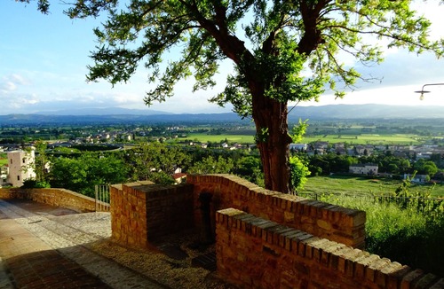 Spello Apartment | Cleopatra - Hilltop Medieval Escape with Panoramic View