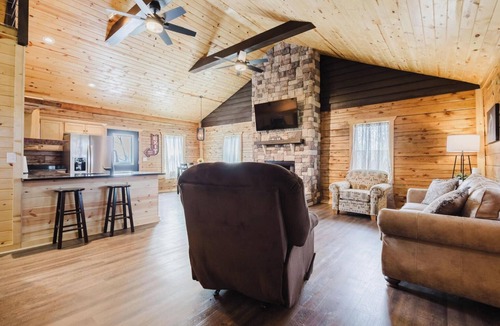 Stanton Cabin | Cliffside cabin in RRG with hot tub, sleeps 12!
