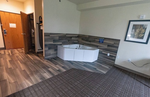 Sheldon Hotel | Cobblestone Inn & Suites - Sheldon