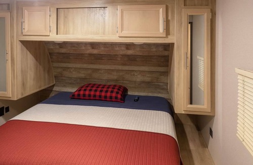Bushnell House | Come Settle in this cozy modern style RV, Nestled in the quiet country side.