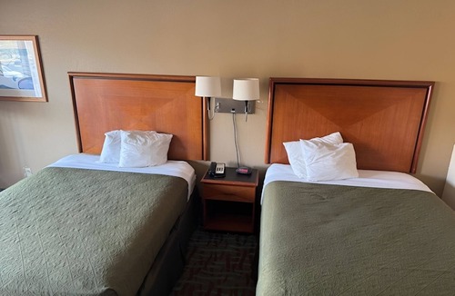 Harriman Hotel | Comfortable 2 Rooms w/Free Breakfast & Parking – Ideal Stop Along I-40