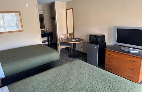 Harriman Hotel | Comfortable 2 Rooms w/Free Breakfast & Parking – Ideal Stop Along I-40