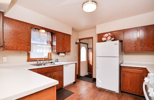 Kutzky Park House | Comfortable 4BR – Walk to Mayo Clinic, Kutzky Park & Hy-Vee, Pet-Friendly