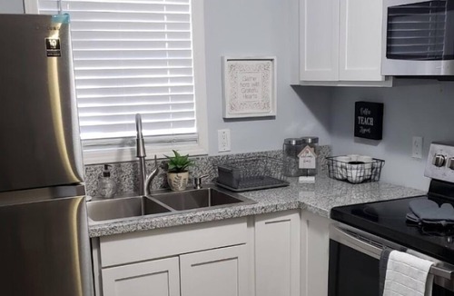 Jackson Apartment | Comfortable and cozy 2 bedroom, 1 bath apartment nestled in Midtown.