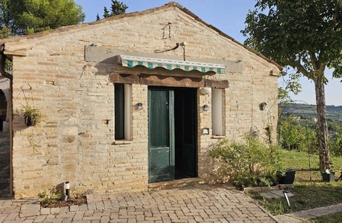 Falerone House | Comfortable Guesthouse in Scenic Italian Countryside