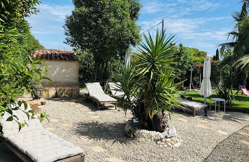 Sollies Pont Apartment | Comfortable outbuilding - rated 4 stars