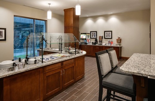 Downtown Des Moines Apartment | Comfy Studio Suite | Free Breakfast, Free Wi-Fi, Indoor Pool, Hot Tub