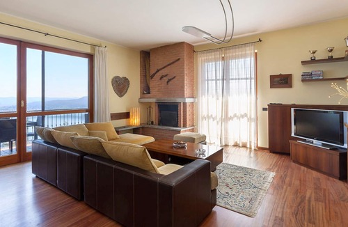 Nebbiuno Villa | Comfy villa with private pool and views over the lake! - Villa Isabella