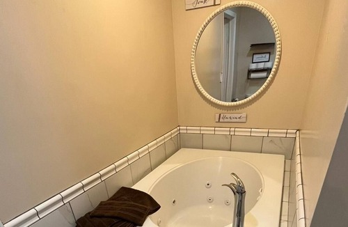Springfield House | Contemporary 3 Bd Home w/ Jacuzzi Tub
