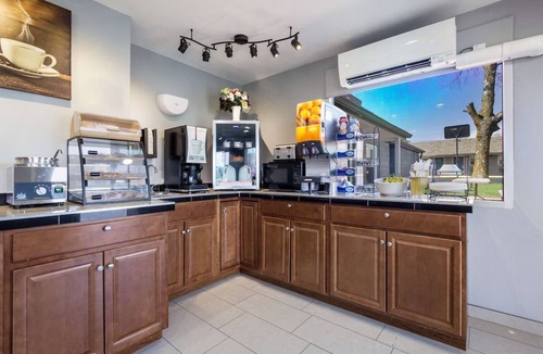 Salem Hotel | Convenient 2-Suite Stay w/ Free Wi-Fi, Sofa Beds & Near Spring Mill State Park!