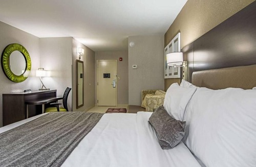 Clemson Hotel | Convenient Stay near Downtown Pendleton - Perfect for Business Travelers
