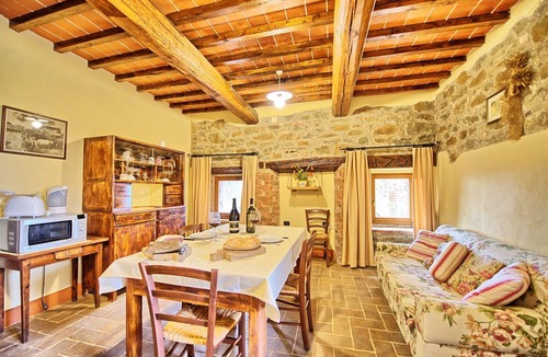 Castelnuovo Berardenga Apartment | Cosy apartment for 3 people with WIFI, pool, pets allowed and panoramic view