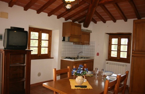 Castiglion Fiorentino Apartment | Cosy apartment for 2 people with pool, WIFI, TV and pets allowed, close to Cortona